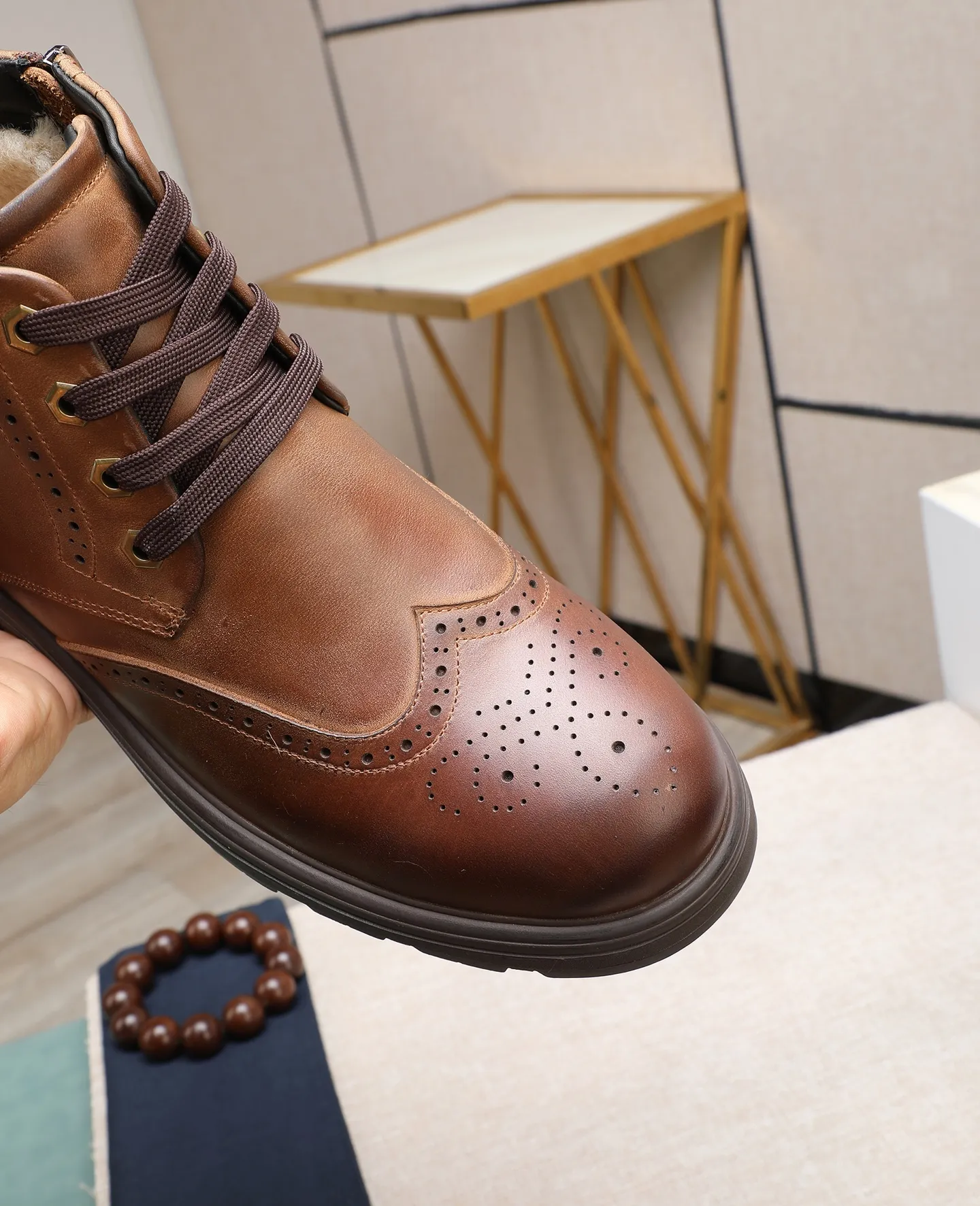 Men's shoes 💰640 (full genuine wool lining, 10% off for fake ones) Please pay attention to the quality of the original item and compare the thickness of the wool 🏮🏮 Popular UGG men's shoes from Australia's warm luxury brand, the official website is synchronized, Beckham men's style..., made of imported first-layer waxed cowhide, waxed toe cap, Australian real wool velvet lining Carefully sewn...Imported rubber Martin boots outsole (comfortable, soft, wear-resistant) The quality is really great...Exquisite workmanship, you won't be able to put it down at first sight, size 39-44 (customized in 45)